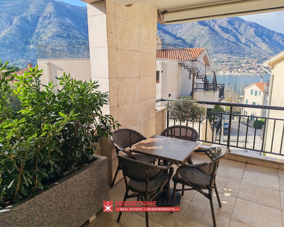 Trosoban opremljen stan 100m od mora, parking, Kotor, Dobrota